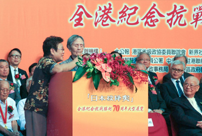 巢湘玲老战士在现场唱游击队抗战歌曲