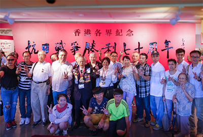 东江纵队香港抗日游击队总队理事会魏瑟主席与参观人士合影