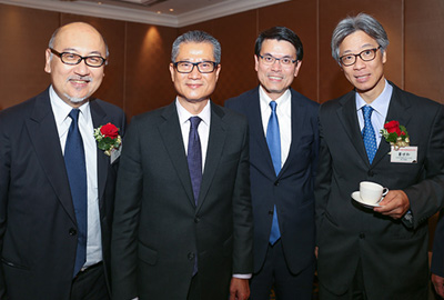 (由左至右)点心卫视董事兼行政总裁司徒杰先生,香港发展局局长陈茂波先生,香港行政长官办公室主任邱腾华先生,星岛新闻集团有限公司社长兼行政总裁萧世和先生合影留念