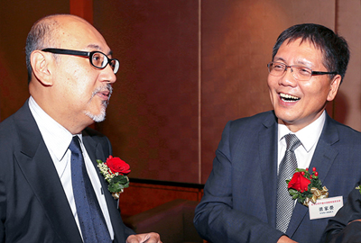 司徒先生与香港电台广播处长梁家荣先生现场交流
