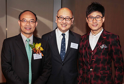 司徒先生与广东省人民政府港澳事务办公室秘书处处长陈耀光(左一),广东广电揭幕仪式司仪任永全(右一)现场合影