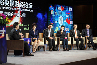 由左至右:央视财经频道《对话》栏目主持人陈鸿伟先生,建银国际董事总经理兼宏观研究主管崔历,摩根大通董事总经理、中国首席经济学家朱海斌,中国外汇投资研究院院长谭雅玲,瑞穗证券亚洲公司董事总经理、首席经济学家沈建光,香港科技大学经济学教授雷鼎鸣
