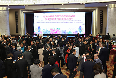 众嘉宾于酒会现场饮杯畅谈,同贺新春