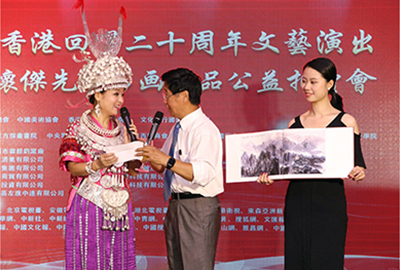 著名演员阿幼朵(左一)与画作《云山腾紫气》