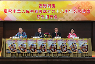 （左起）高志森、赵燕骅、蔡冠深、朱莲芬向各传媒代表介绍晚会情况 