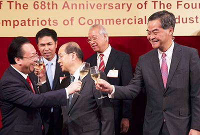 全国政协副主席梁振英先生(右一)与各主礼嘉宾进行祝酒仪式