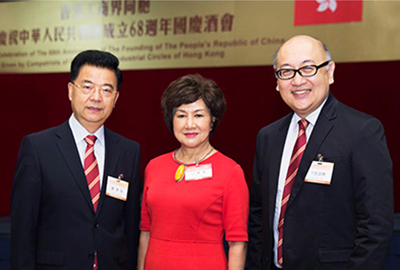 中银保诚资产管理董事长谢涌海(左一)、香港台湾工商协会荣誉会长江素惠(左二)、与司徒杰先生合影留念