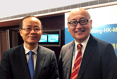 中央政府驻港联络办副主任杨健先生(左)与司徒杰先生(右)合影留念