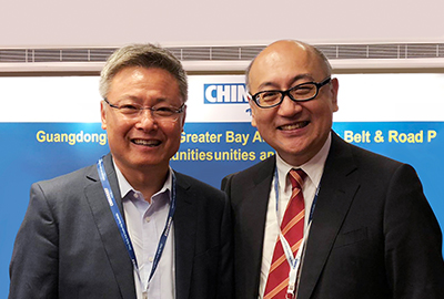 香港大学专业进修学院常务副院长刘宁荣教授(左)与司徒杰先生(右)合影留念