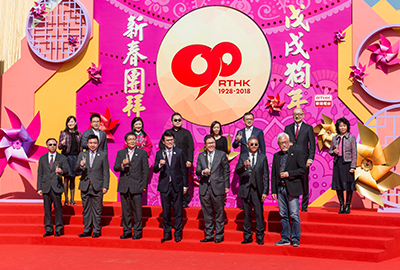 主礼嘉宾及各传媒代表上台祝酒,共贺新春