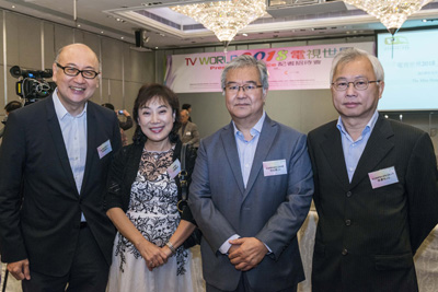 (由左至右)点心卫视董事兼行政总裁司徒杰先生、香港电台机构传讯及节目标准组总监伍曼仪女士、香港电视专业人员协会副会长林旭华先生、美亚娱乐信息集团有限公司董事总经理唐庆枝先生合影留念