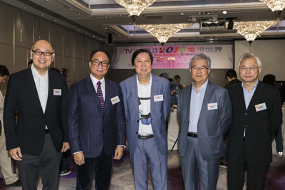 (由左至右)点心卫视董事兼行政总裁司徒杰先生、香港电视专业人员协会会长徐小明先生、亚洲电视数码媒体有限公司行政总裁吴雨先生、香港电视专业人员协会副会长林旭华先生、美亚娱乐信息集团有限公司董事总经理唐庆枝先生合影留念
