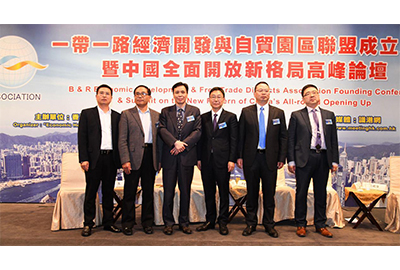 (左起) 中泰金融国际有限公司投融资总监韩冬,湖南浏阳经济技术开发区党工委副书记、管委会主任谈文昌,河南省新密市委组织部副部长、千亿耐材办常务副主任苏建仲,深圳前海创新研究院秘书长谌鹏,湖南湘潭天易经济开发区招商和商务局局长沈铁强参加圆桌论坛讨论