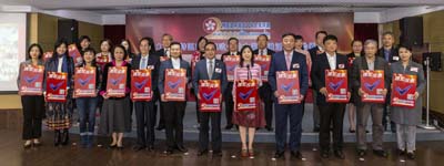 众主礼嘉宾及机构代表手持「评选表格」的纸板呼吁全港市民踊跃参与评选