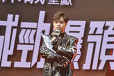 张敬轩荣获3个大奖: 「劲爆年度歌手」、「劲爆专辑」、「劲爆播放指数歌曲」
