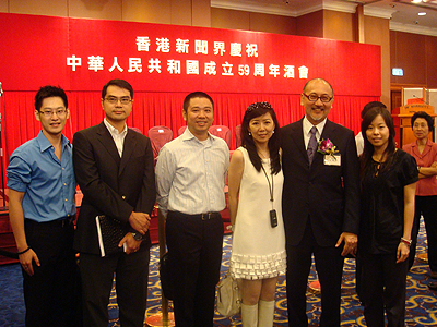 点心卫视董事兼行政总裁司徒杰先生与夫人(左二、三)、和点心卫视多位公司代表出席酒会。左起:公共事务及企业传讯部公共事务经理郑重先生、执行副总裁兼财务总监林德文先生、制作统筹部-频道包装创作总监梁永安先生。右一: 公共事务及企业传讯部公共事务主任黄勉小姐。