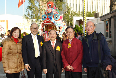 点心电视有限公司董事兼行政总裁司徒杰先生(左二)、执行副总裁兼营运总裁陈龙生先生(右一)、公共事务/企业传讯部总监戚山宁小姐(左一)与香港电台广播处长黄华麒先生(图中)及助理广播处长张文新先生(右二)在大麒麟前合照,祝愿2009年传媒跨平台合作顺利,牛年大旺!