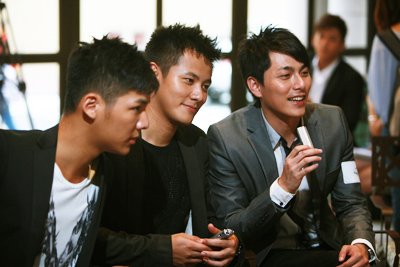 从左至右: Howard、Woody、Sam,一起接受访问。