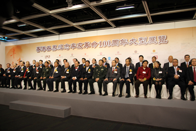 部分主礼嘉宾:解放军驻港部队司令员张仕波中将(前排左七),中央驻港联络办公室主任彭清华先生(左八),全国政协副主席董建华先生(左九),香港特区行政长官曾荫权先生(左十),外交部驻港特派员吕新华先生(左十一),解放军驻港部队政委王增钵中将(左十二),中华总商会会长蔡冠琛先生(左十三)。