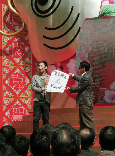 首名获第六届匈牙利Joker Magic国际魔术大奖赛冠军的香港人甄泽权,即席邀请嘉宾玩魔术。