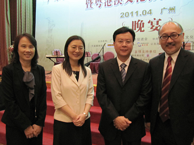 广东省港澳办公室主任谭君铁先生(右二)、副主任金萍小姐(左二),与点心卫视董事兼行政总裁司徒杰先生(右一)、公共事务部总监戚山宁小姐(左一)合影。