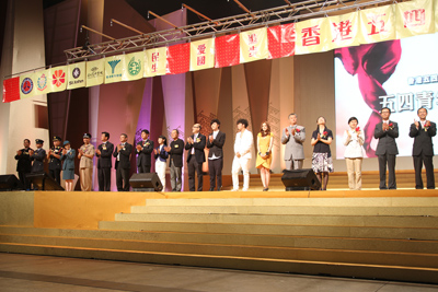 30多位主礼嘉宾上台主持汇演启动仪式。有嘉宾手持民主、科学、爱国等旗帜,并将其悬挂在大会准备好的横杆上,横杆在音乐声中升起,加之绚烂的烟花,呈现出欢乐气氛。右九为司徒杰先生。