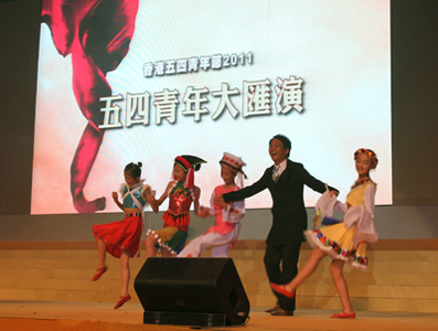 来自云南丽江纳西族的小姑娘,教点心卫视主持人邓景辉先生跳舞。
