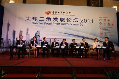 “大珠三角发展论坛2011”的市长论坛。肇庆市副市长黄玲女士(左二),东莞市副市长江凌先生(左三),珠海市副市长陈洪辉先生(左四),广州市副市长陈明德先生(左五),惠州市副市长操向农先生(左六),中山市副市长殷昭举先生(左七)。