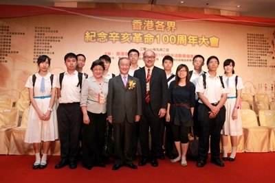 司徒杰先生与中华总商会常务会董、福建中学校监黄周娟娟女士(左三)、台湾新党主席郁慕明先生(左四)和一班出席大会的福建中学同学合影。