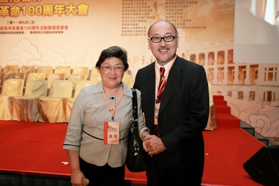 司徒杰先生与黄周娟娟女士老友相见,分外亲切。