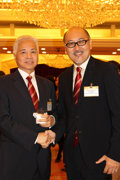 司徒杰先生向中总会副会长杨钊先生介绍点心卫视和香港电视业的情况。