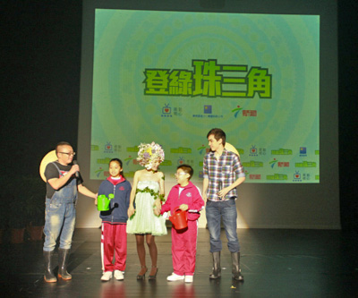本地“农夫”Leo, Matthew和两名澳门濠江中学附属小学的同学,帮助“花仙子”为植物浇水。