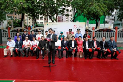 香港各界青少年庆回归15周年系列活动执行主席曾智雄先生致词。座者:中联办副主任王志民先生(右七),民政事务局局长 曾德成先生(右八),点心卫视董事兼行政总裁司徒杰先生(左三),广东南方电视台台长蔡照波先生(左四)。