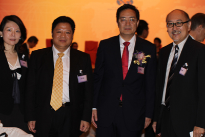 司徒杰先生与部分传媒高层代表。从左至右:香港文汇报社长助理施倩小姐,香港卫视行政总裁高洪星先生,文汇报副社长冯瑛冰先生,司徒杰先生。