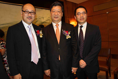 司徒杰先生和庞俊怡先生与主办机构负责人,文汇报董事长、社长王树成先生合照。