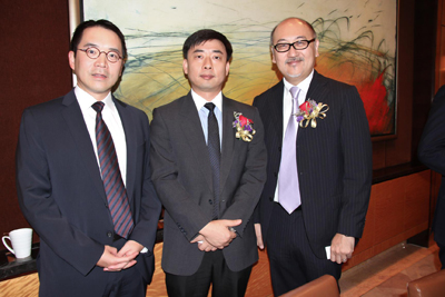 由左至右:庞俊怡先生,中联办宣传文体部副部长朱文先生,司徒杰先生。
