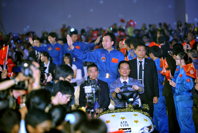 出席“全港欢迎神舟九号载人航天代表团大汇演”,航天员景海鹏、刘旺、刘洋进场时受到观众热烈欢迎。