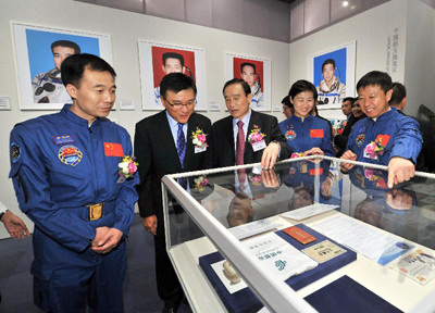 一众主礼嘉宾参观“中国首次载人交会对接航天展”。由左至右:景海鹏,署理财政司司长陈家强,牛红光,刘洋、刘旺。