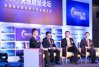 论坛现场(由左至右):中央电视台财经频道主持人陈伟鸿先生Mr Chen Weihong,Host of CCTV Financial Channels汇丰银行亚太区董事总经理、大中华区首席经济学家屈宏斌,国泰君安国际主席兼行政总裁阎峰,香港中国金融协会副主席陆挺先生。