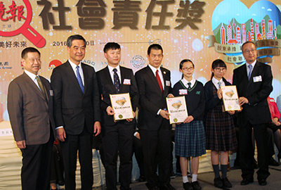 (左三)香港树仁大学何丹同学获社会责任青年推广杰出大使奖,(右三)福建中学莫炜怡、(右二)慕光英文书院邓晴怡同学获社会责任青年推广大使奖