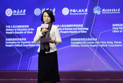 凤凰卫视的主持人曾静漪担任现场司仪