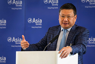 长江商学院创办院长中国商业与全球化教授项兵院长现场发表演讲(图片/China daily)