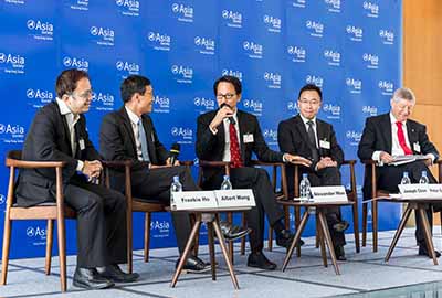 论坛嘉宾由左至右:Baidu International 总经理何建邦先生,香港科技园公司行政总裁黄克强先生,温华先生(主持人、中国日报亚太分社资深顾问),联款通创办人及行政总裁陈永祥先生,EQUIOM昊诚集团欧洲区,电子商务服务主管Peter GREENHILL先生