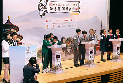 抢答环节,学生们积极抢答问题,现场气氛热烈