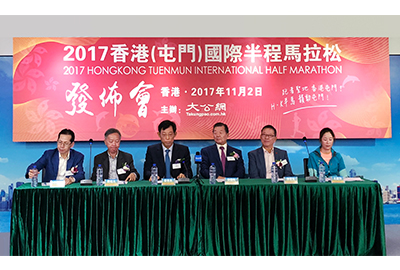 新闻发布会现场(从左至右:大公报董事、大公网总裁林学飞;香港铜紫荆星章和荣誉勋章、太平绅士、香港屯门区议会主席、本次赛事筹委会主席梁健文;全国政协委员、香港大公文汇传媒集团董事长、本次赛事组委会主席姜在忠;香港新闻联会长、本次赛事组委会主席张国良;香港铜紫荆星章和荣誉勋章、太平绅士、本次赛事筹委会主席陈云生;悉尼奥运会竞走冠军王丽萍)