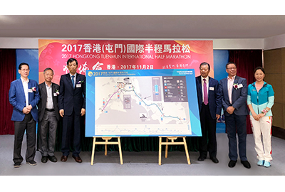 (从左至右:大公报董事、大公网总裁林学飞;香港铜紫荆星章和荣誉勋章、太平绅士、香港屯门区议会主席、本次赛事筹委会主席梁健文;全国政协委员、香港大公文汇传媒集团董事长、本次赛事组委会主席姜在忠;香港新闻联会长、本次赛事组委会主席张国良;香港铜紫荆星章和荣誉勋章、太平绅士、本次赛事筹委会主席陈云生;悉尼奥运会竞走冠军王丽萍)