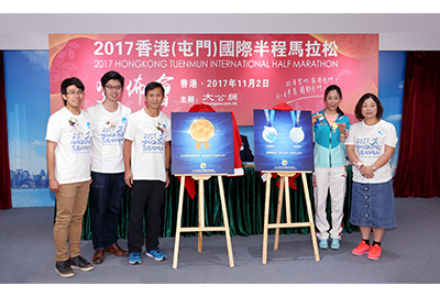 形象大使在现场展示此次赛事的完赛奖牌及徽章(从左至右:著名法律顾问叶俊远;民建联屯门支部主席叶文斌;「火车站」跑团高级教练林成业;悉尼奥运会冠军王丽萍;大公网香港营运中心总经理陈金儿)