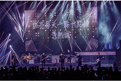 谭咏麟与太极乐队一同演唱连串经典歌曲