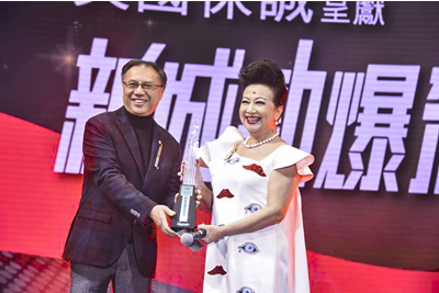 新城广播有限公司董事总经理宋文禧颁发「劲爆演艺缤纷60大奖」给薛家燕