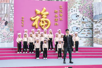 歌手许廷铿联同民生书院小学歌咏组献唱童谣,并与市民拜年